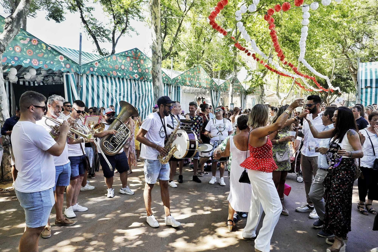 Búscate en las imágenes del Día de la Mujer de la Feria del Carmen de San Fernando