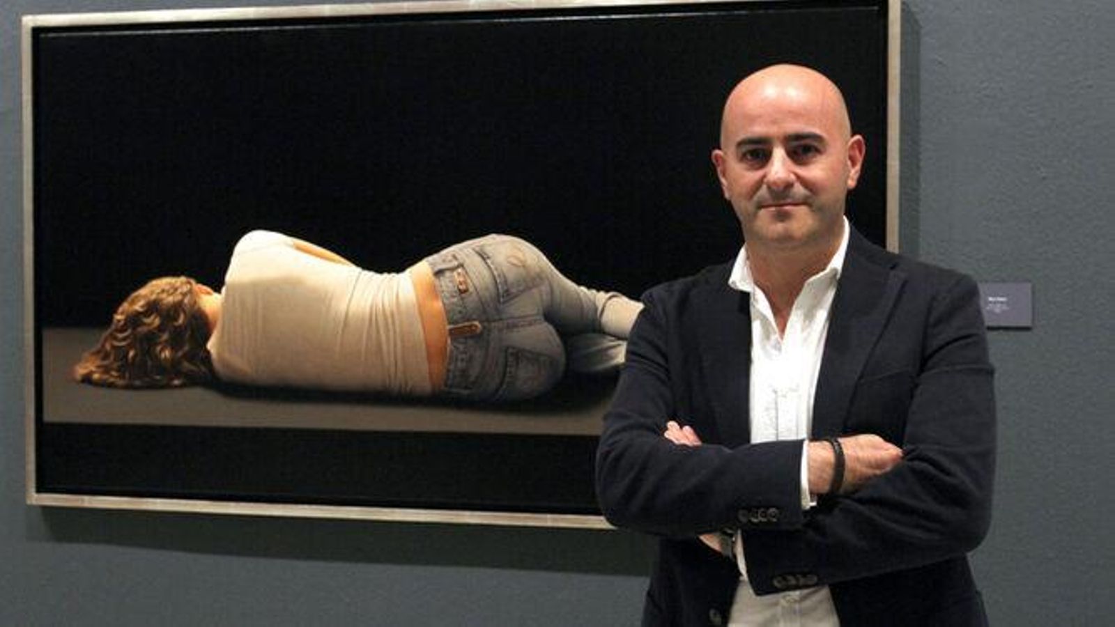 Antonio Cazorla junto a una de sus obras.