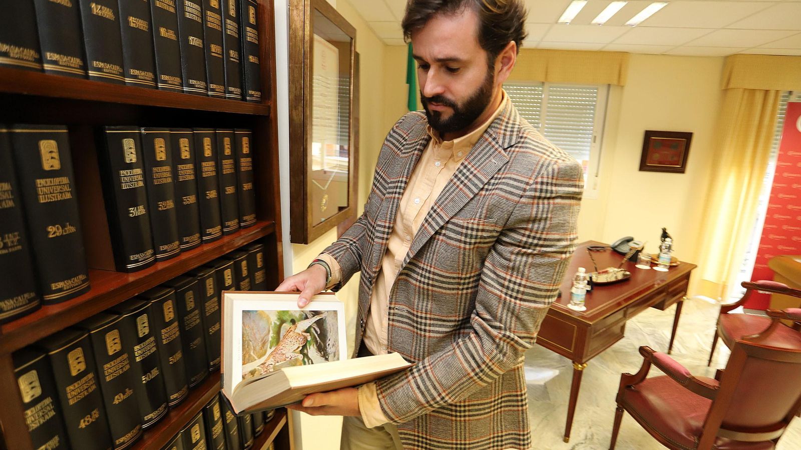 Daniel Toscano en su despacho poco después de tomar posesión de su cargo.