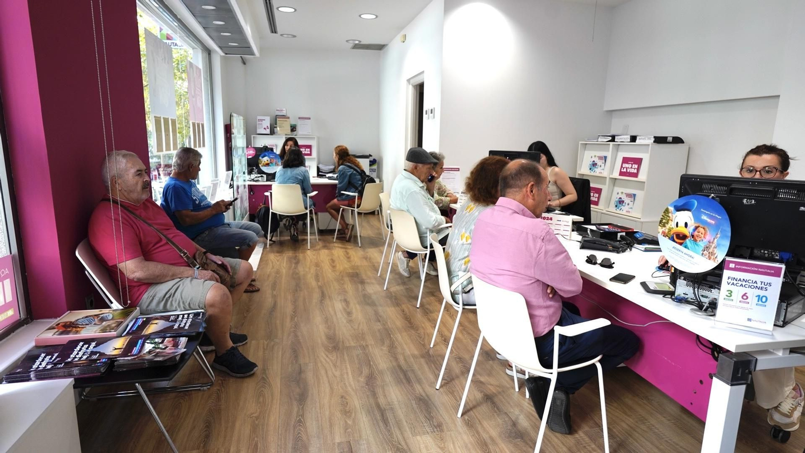 Los mayores de Algeciras llenan las agencias de Algeciras para la compra de viajes del Imserso