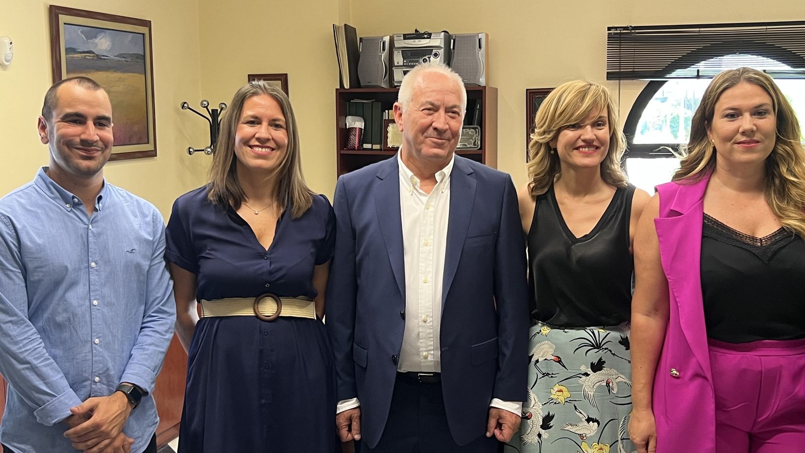 Rafael Pérez y sus hijos, junto a Pilar Alegría.