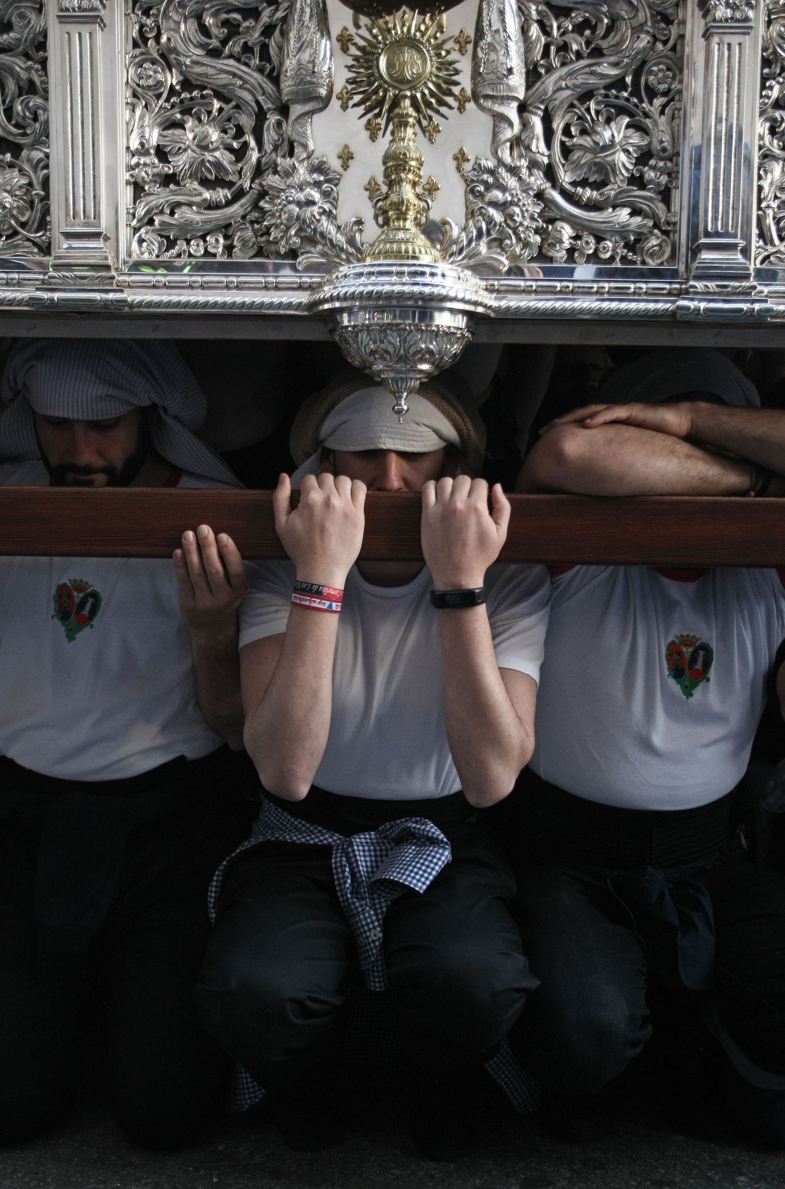 Costaleros, bajo la Virgen de las Lágrimas de Algeciras en 2017.