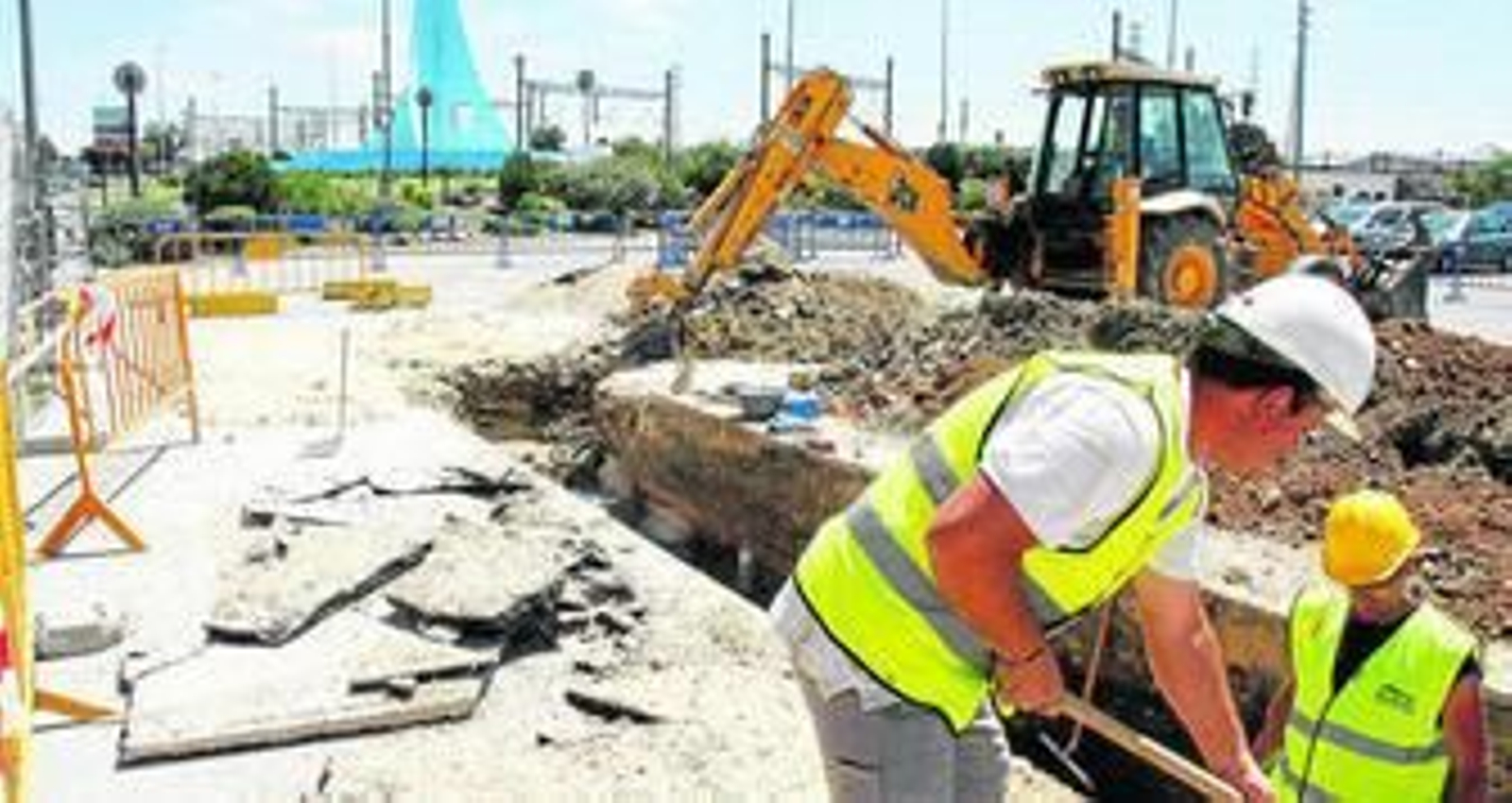 Operarios, supervisados por arqueólogos, ampliaron ayer las catas previas a la construcción del parking en la explanada de Pozos Dulces.