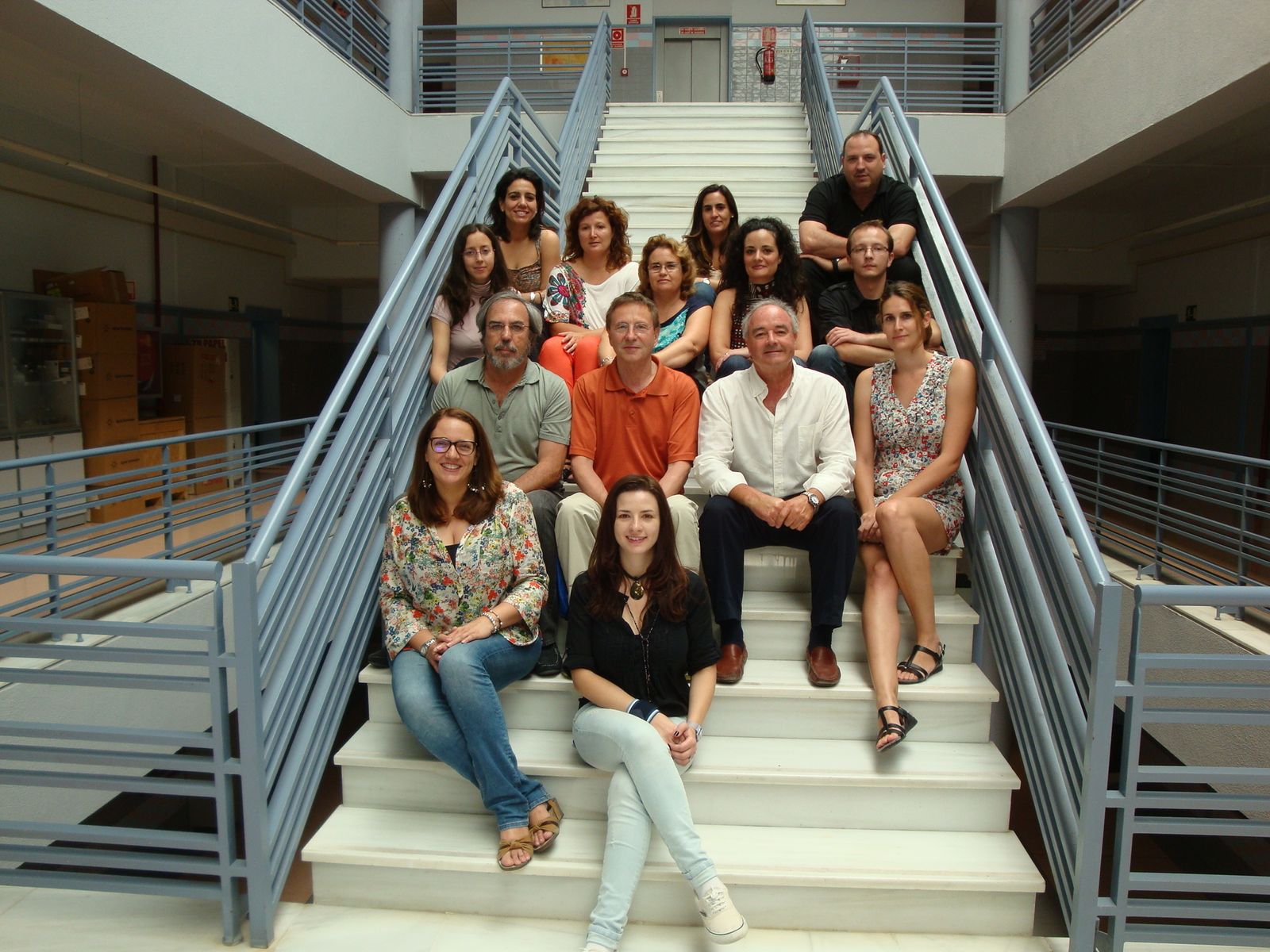 Amadeo Rodríguez, a la izquierda en el segundo escalón empezando por abajo, junto a su equipo.