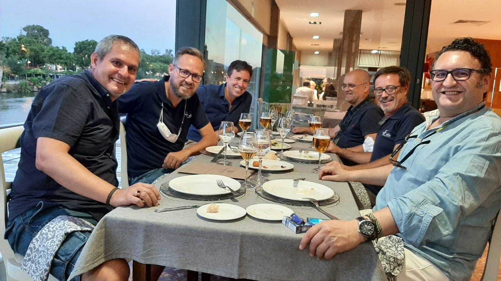 Varios integrantes de la Peña Béticos Espartanos, durante la celebración.