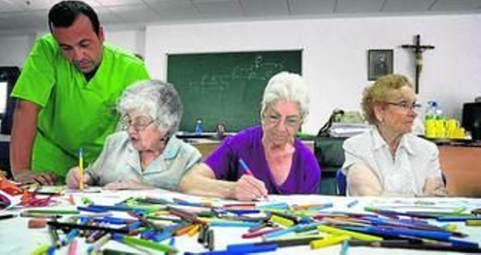 Varias mujeres participan en un taller de manualidades.