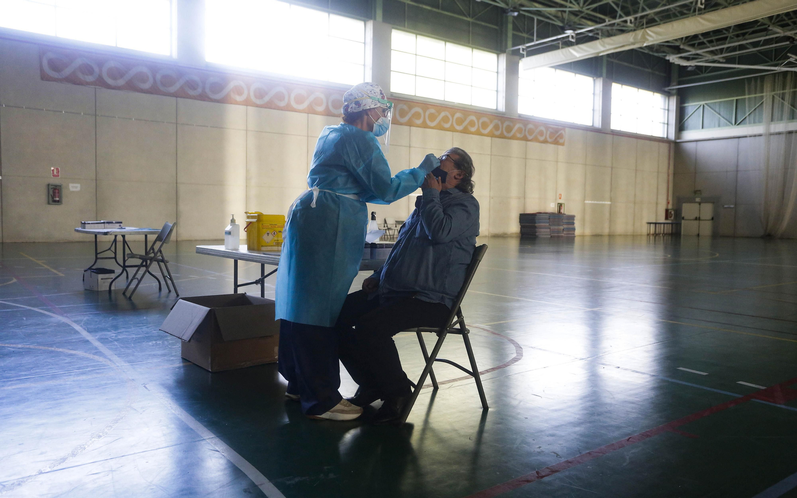 Una sanitaria hace una prueba diagnóstica a un ciudadano.