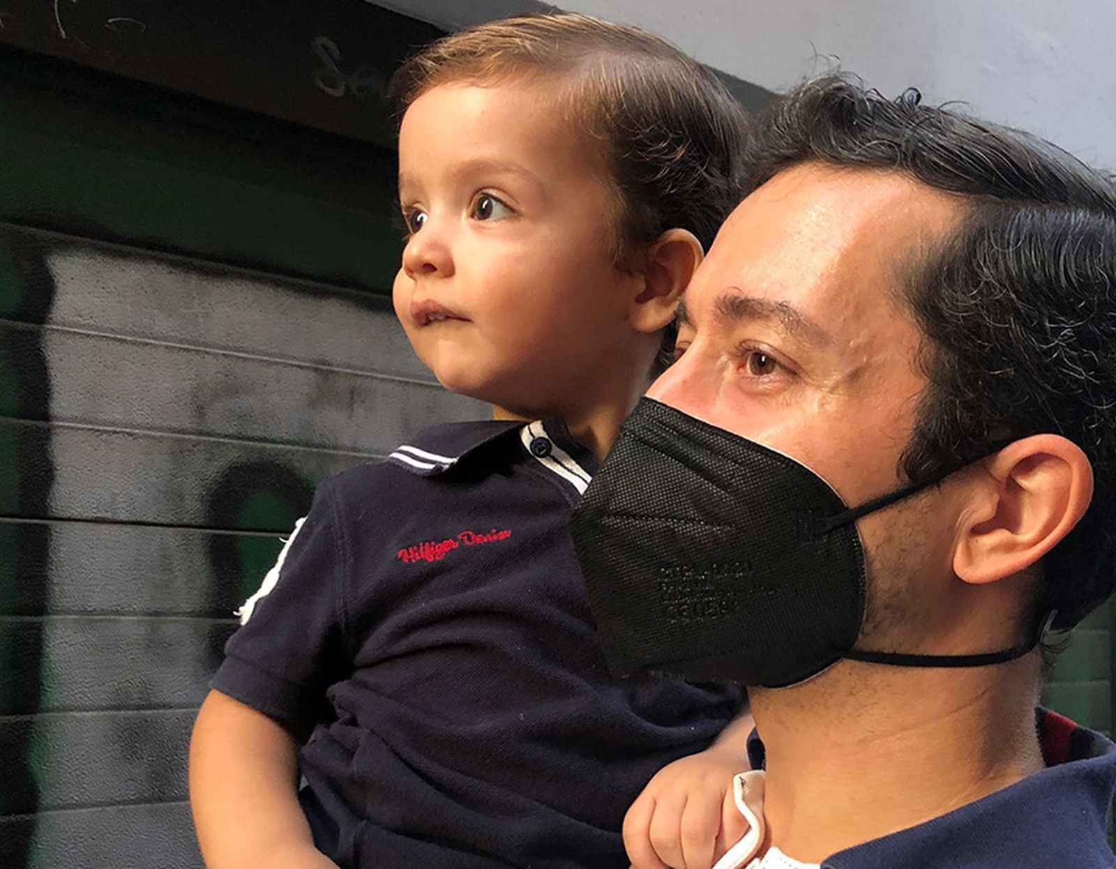 Javier Barroso, en brazo de su padre Antonio Barroso.