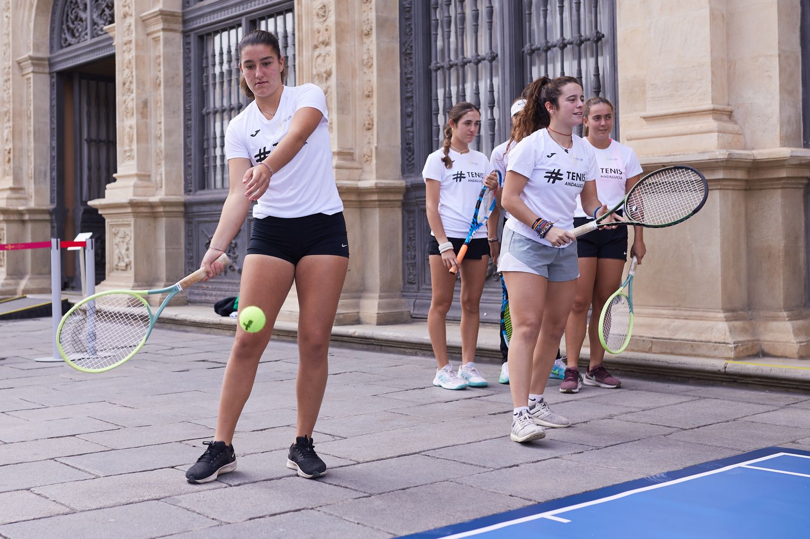 Las fotos de la Copa Billie Jean King con el alcalde jugando al tenis