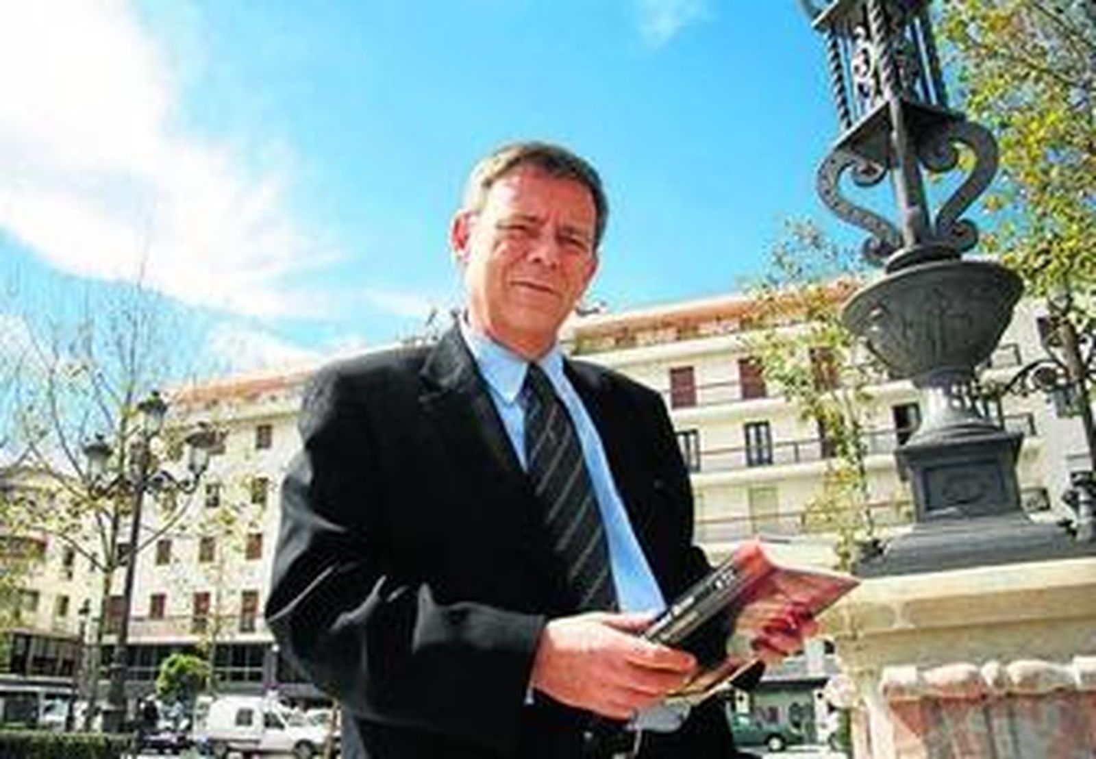 Antonio Gómez Rufo publica nuevo libro, 'La camarera de Bach'.