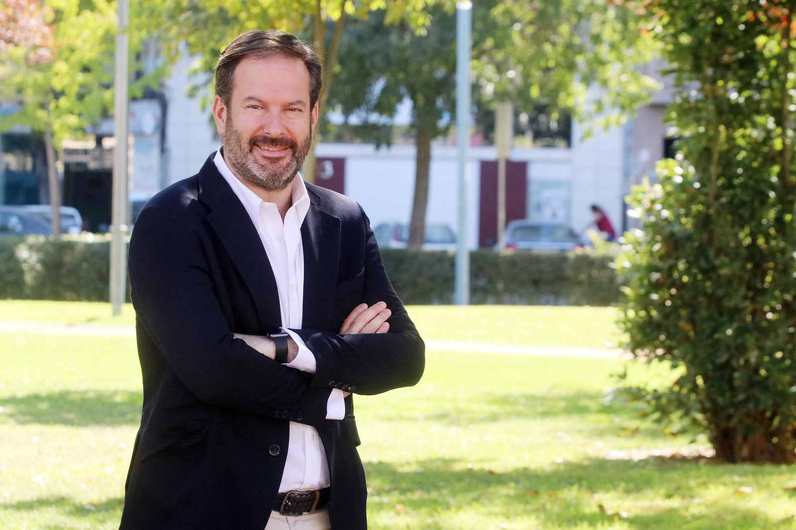 Adolfo Molina, en los Jardines Adolfo Suárez antes de la entrevista.