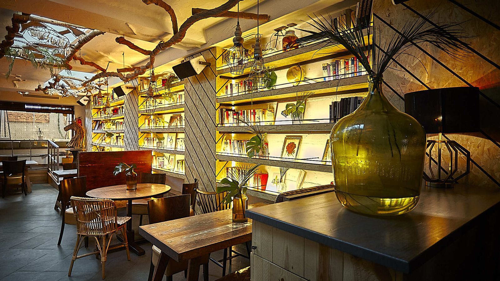 Arsenio Manila (Cádiz). El restaurante de Raúl Cueto es un clásico en el Paseo Marítimo de Cádiz. Un lugar espléndido para degustar una buena comida y una sobremesa especial. El atún tiene protagonismo todo el año pero más ahora, con una parpatana a la plancha de muchos kilates, sus chicharrones de atún o las costillitas de atún. Si se tiene ganas de más sol sólo hay que cruzar la acera y bajar hasta Bebo, otro establecimiento del grupo que es una delicia en esta época del año. Dirección: Paseo Marítimo, 12. Cádiz. Reservas: https://arseniomanila.com/reservar/ Horario: Abierto todos los días hasta las 23:00 horas.