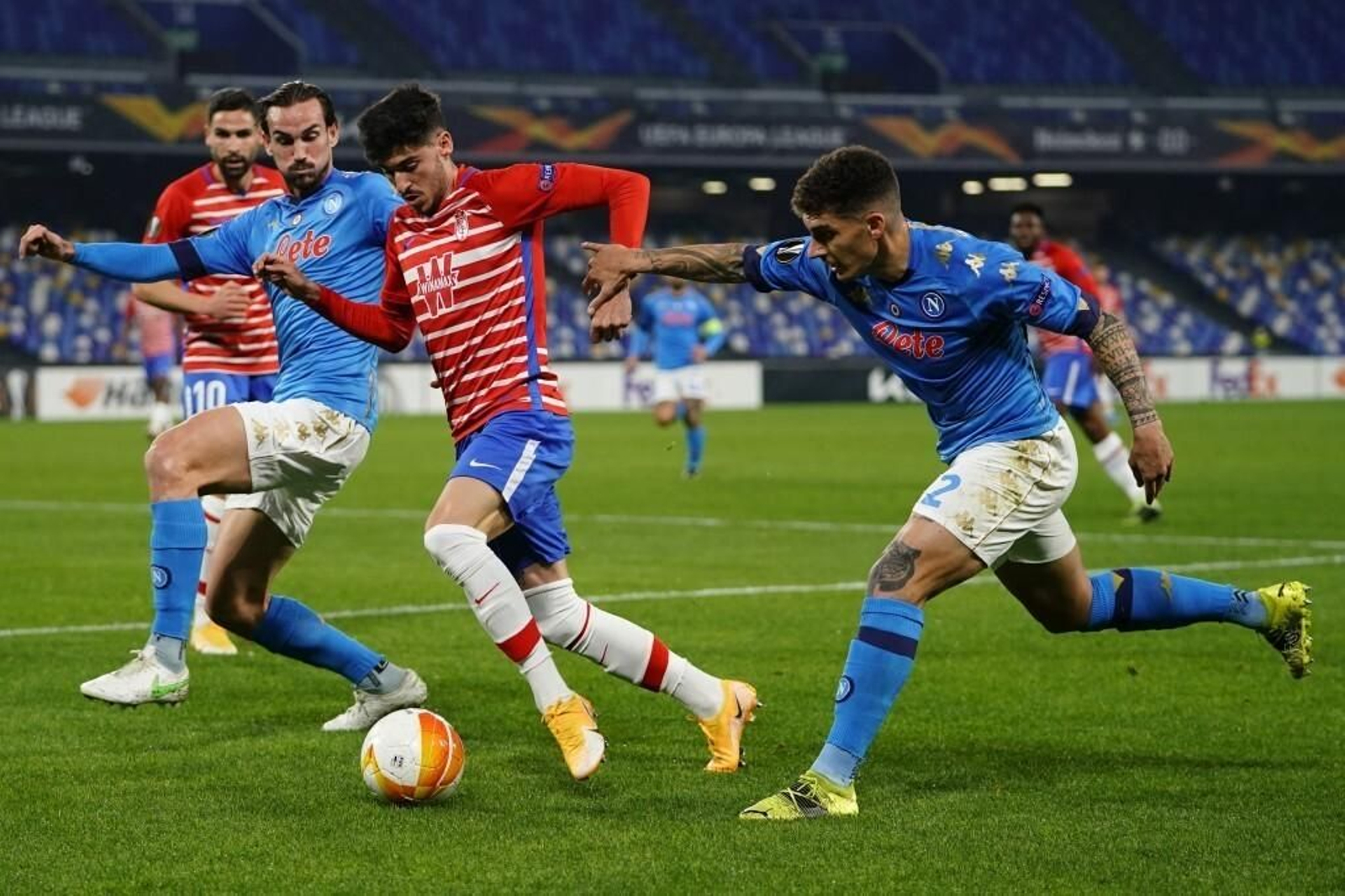 Carlos Neva se lesionó en el Estadio Diego Armando Maradona de Nápoles.