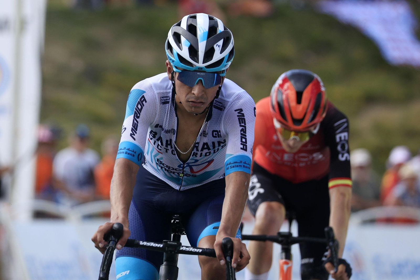 Carlos Rodríguez entre en la línea de meta por detrás de Buitrago.