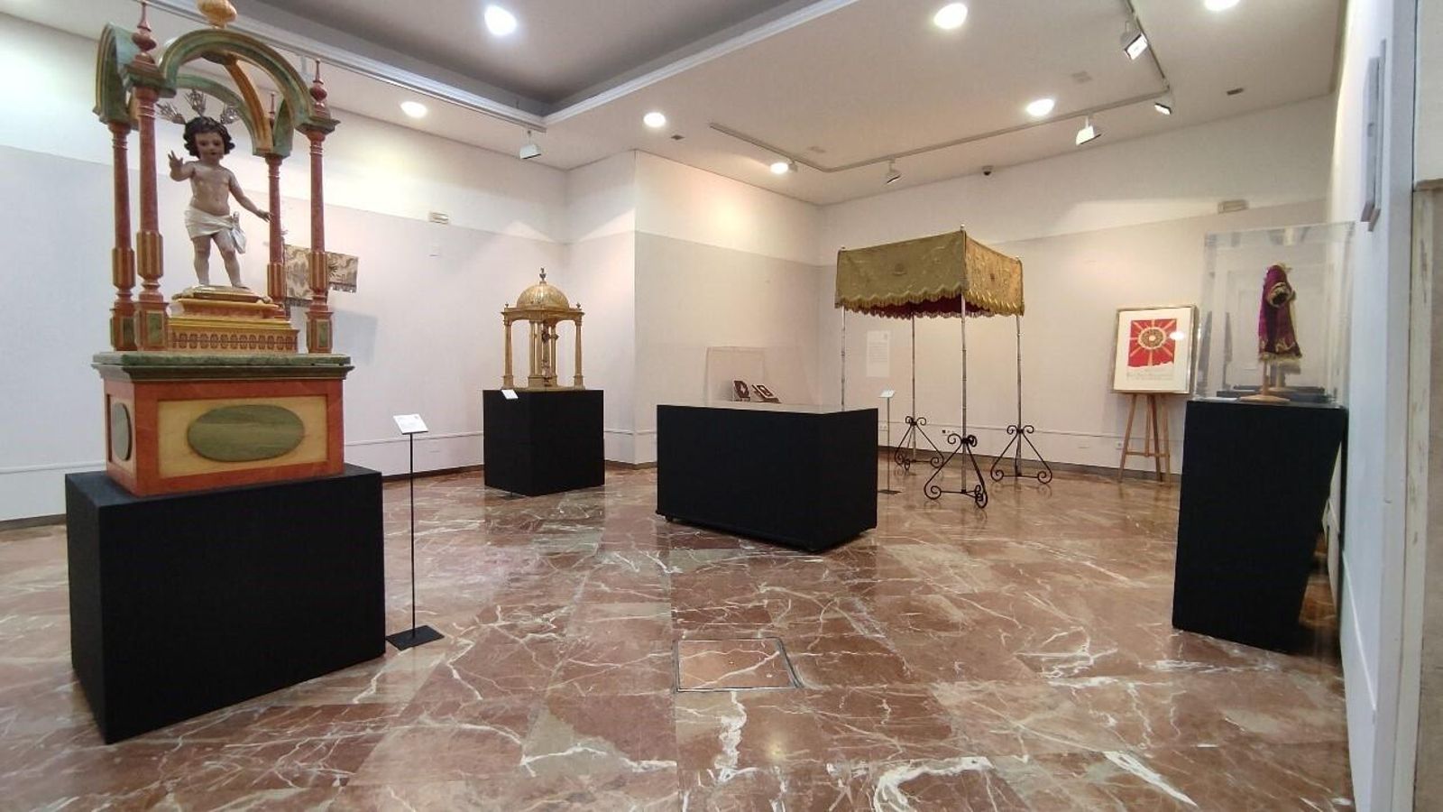 Detalles de la exposición de la Hermandad Sacramental de los Dolores de El Viso del Alcor