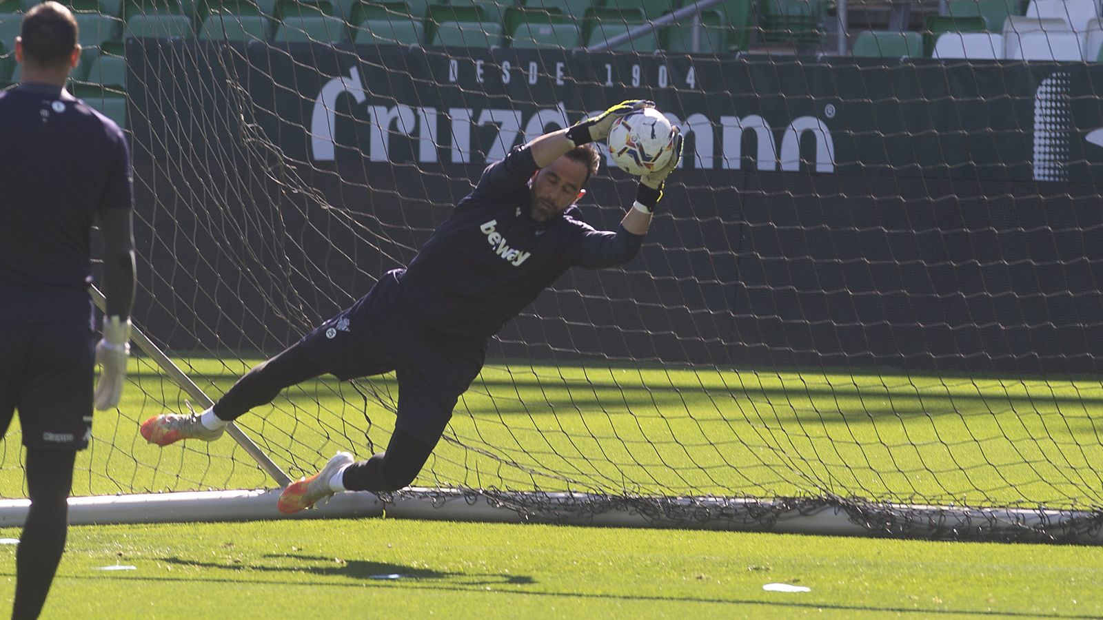 Estirada de Claudio Bravo en el entrenamiento de ayer.