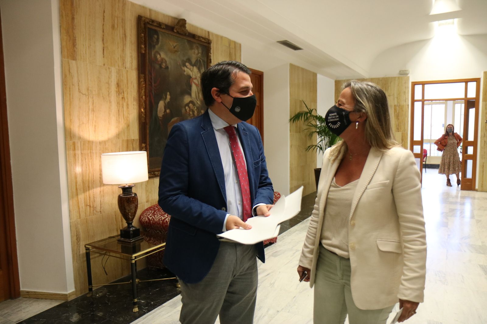 José María Bellido e Isabel Albás en el Ayuntamiento de Córdoba.