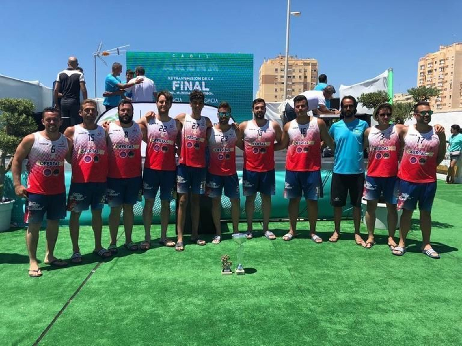Los componentes del CBM Playa Algeciras posan con los trofeos recién recibidos en Cádiz.