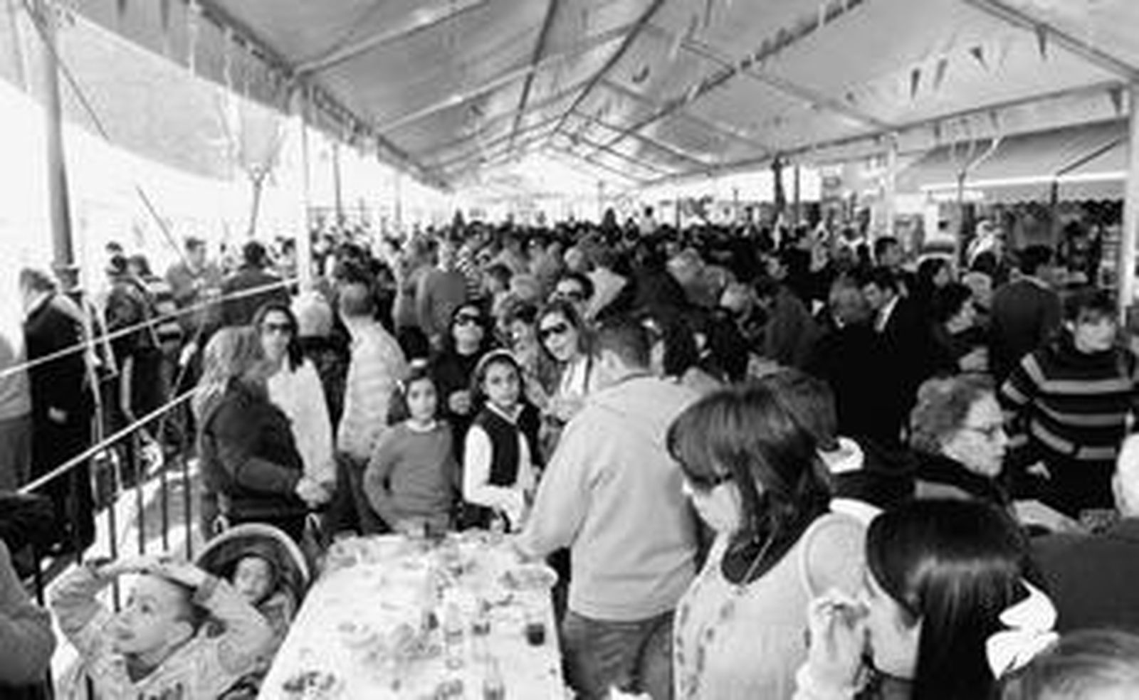 Numerosos vecinos disfrutaron del 'pitisco', que ha sustituído a la tradicional 'mechilloná' .