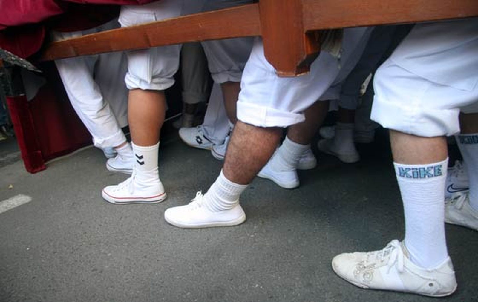 Detalle de los pies de los costaleros en plena levantá.

Foto: Belén Vargas