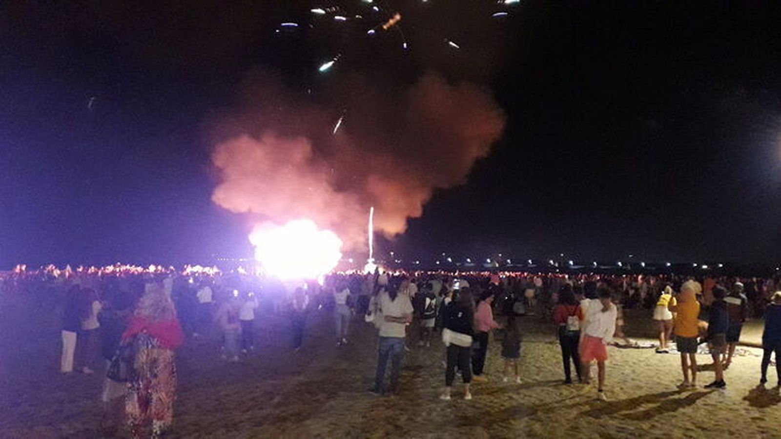 La hoguera de San Juan del año pasado en Valdelagrana, que ha sido suspendida por el fuerte viento de Levante.