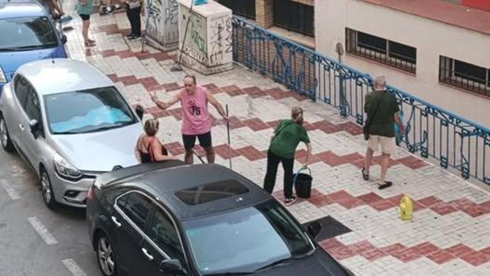 Vecinos de Miraflores limpian la calle a las puertas de un colegio.