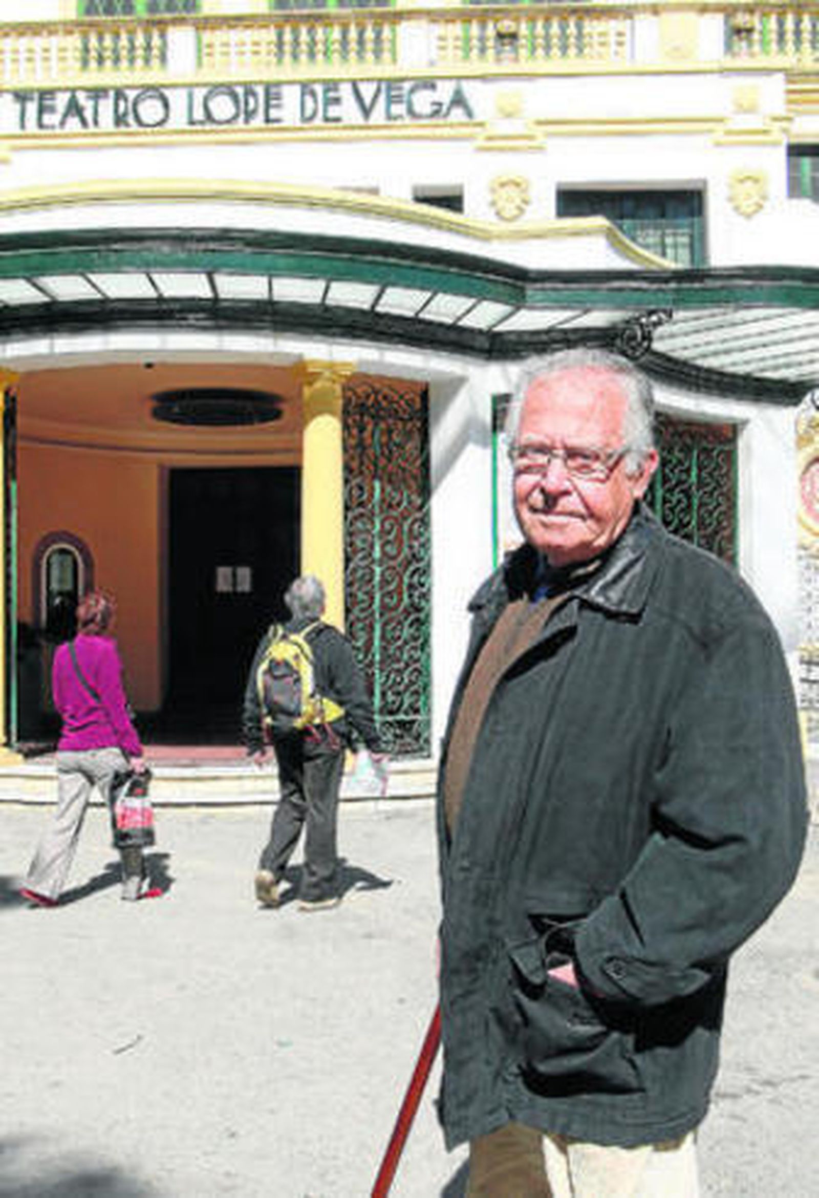 José Luis Garrido Bustamante, junto al teatro Lope de Vega donde fue pregonero el 1 de abril de 1990.