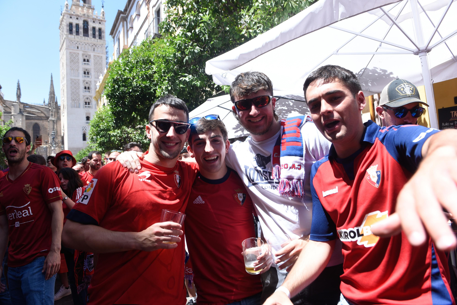 Búscate en la galería gráfica de las aficiones de Osasuna y Real Madrid en Sevilla