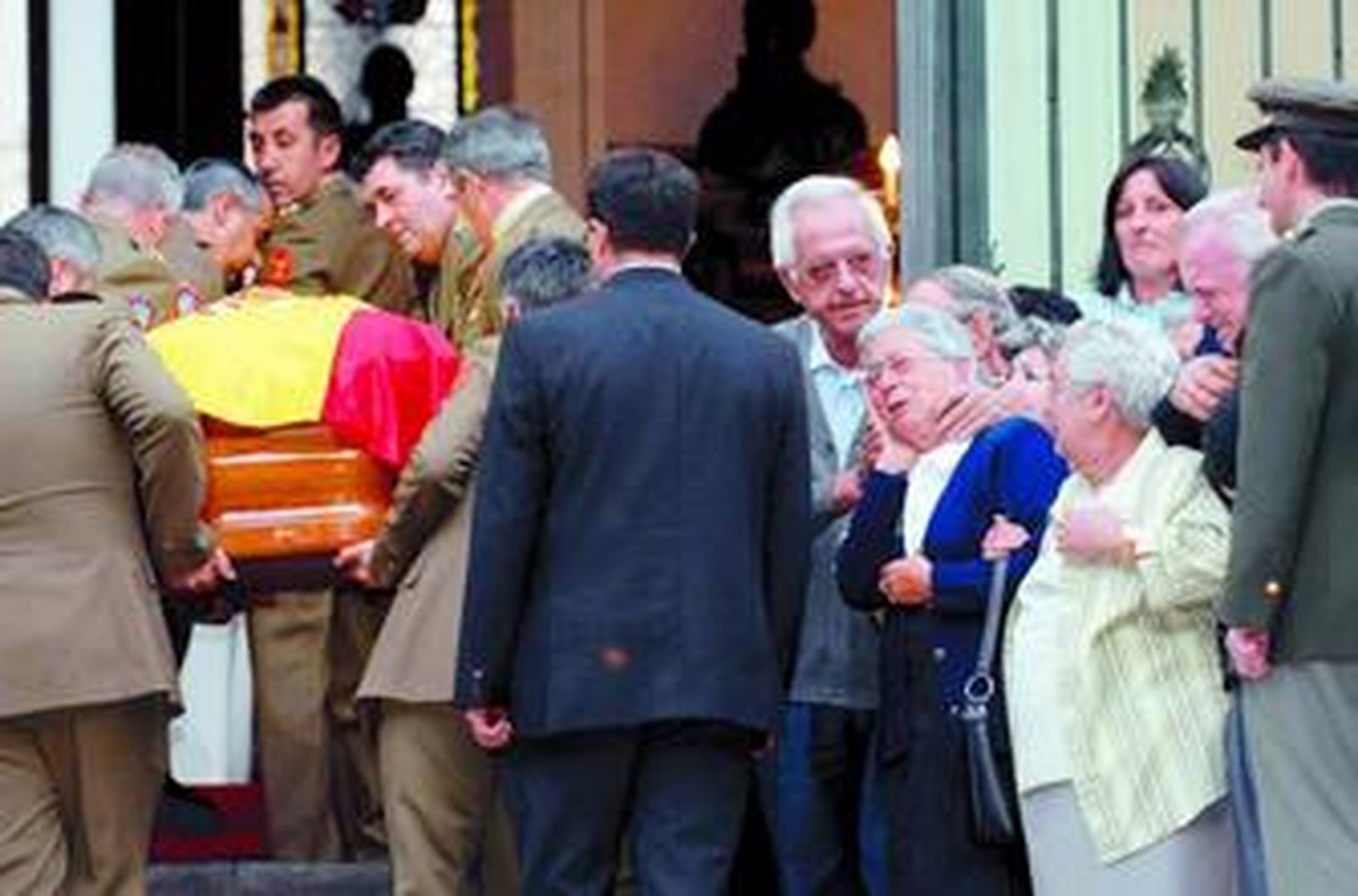 Compañeros del fallecido introducen su féretro en la Academia de Artillería de Segovia, entre el dolor de los familiares de Luis Conde.