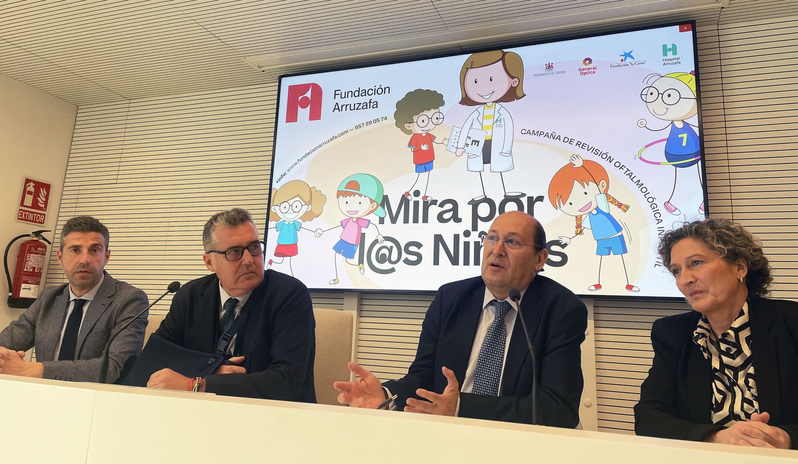 Asistentes a la presentación de la campaña de salud visual.