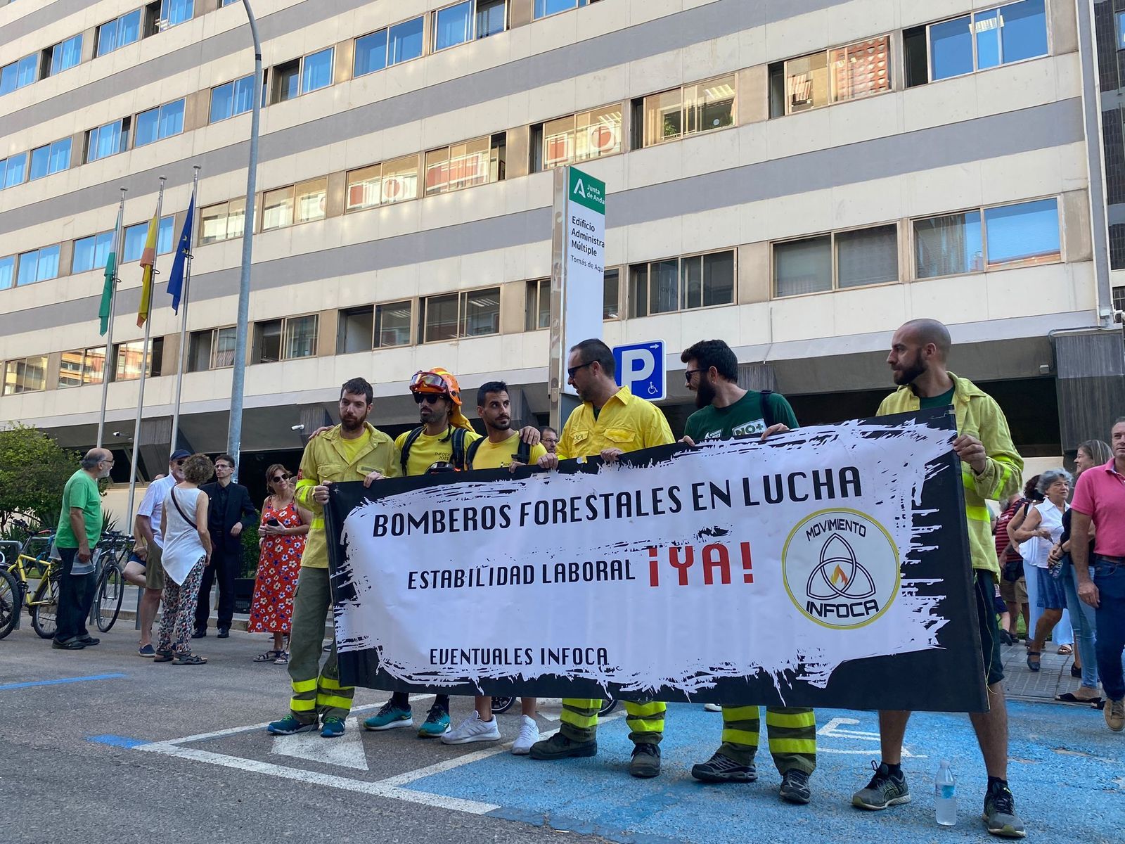 Concentración de los bomberos forestales en Córdoba.