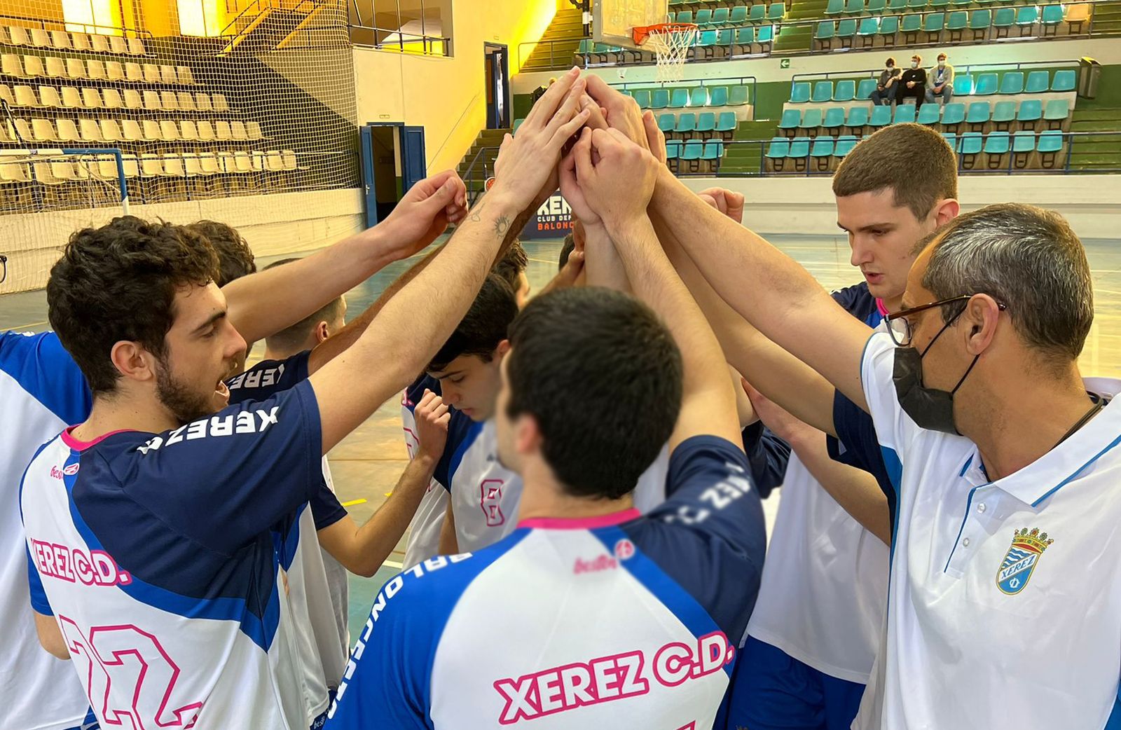 Los jugadores del Xerez CD se conjuran en el partido ante el Ciudad de Huelva.