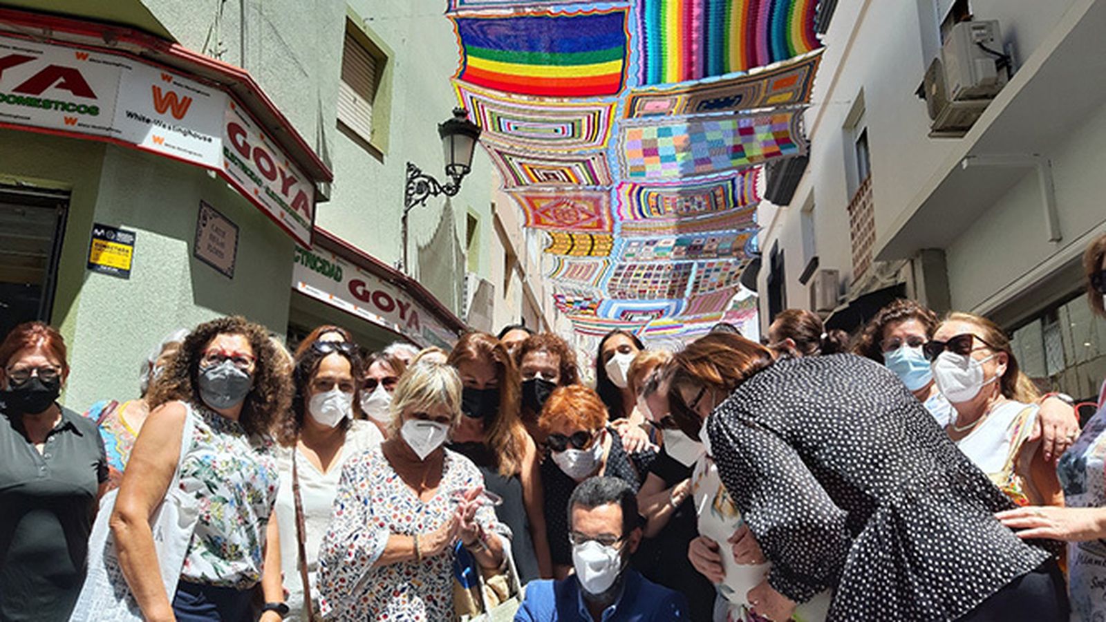 Juan Franco, con las tejedoras de los toldos de croché.