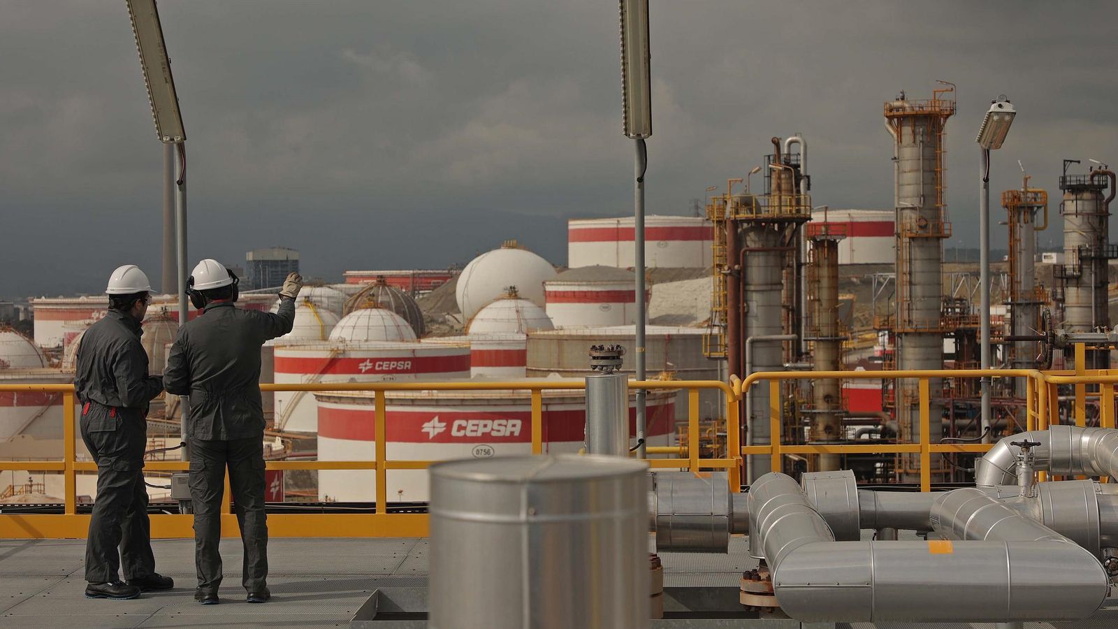 Trabajadores en el parque energético de Moeve de San Roque