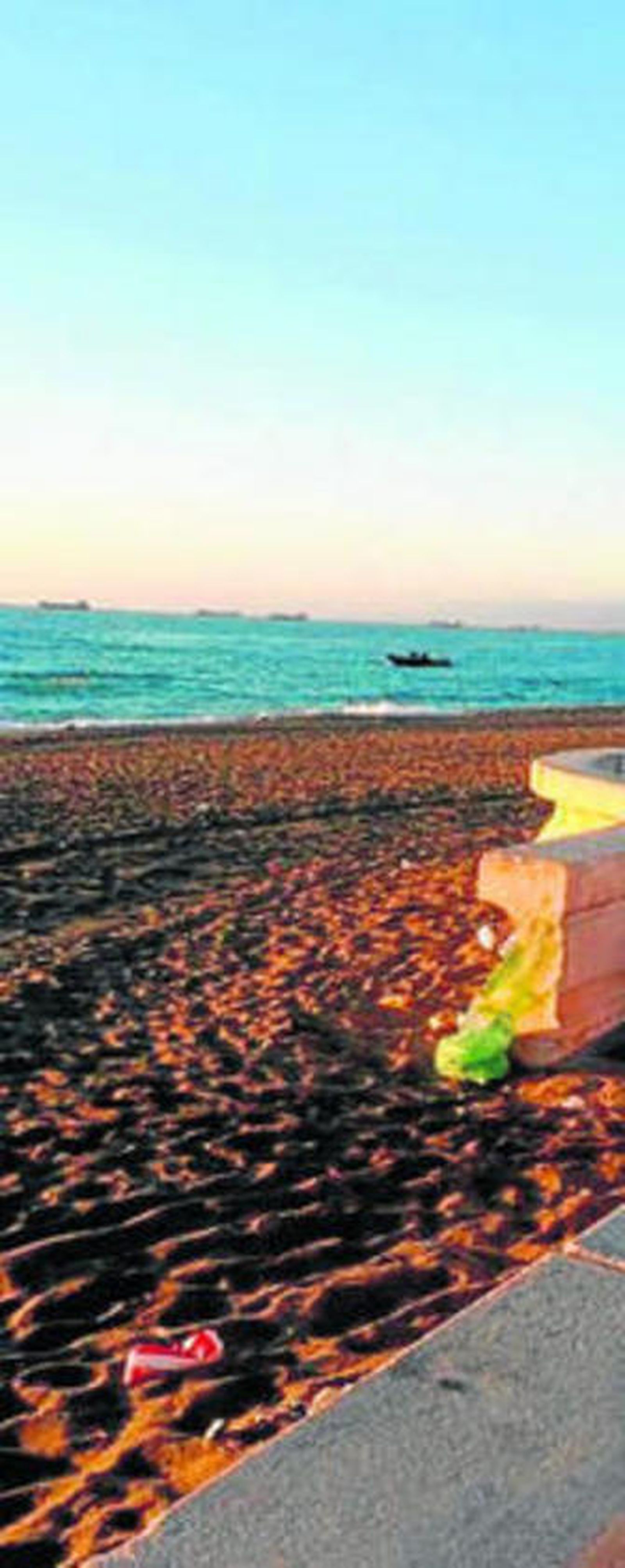 Huellas en la playa de un desembarco.