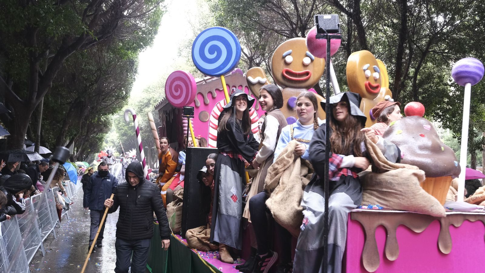 Fotografías de la cabalgata de los Reyes Magos pasada por agua en Almería