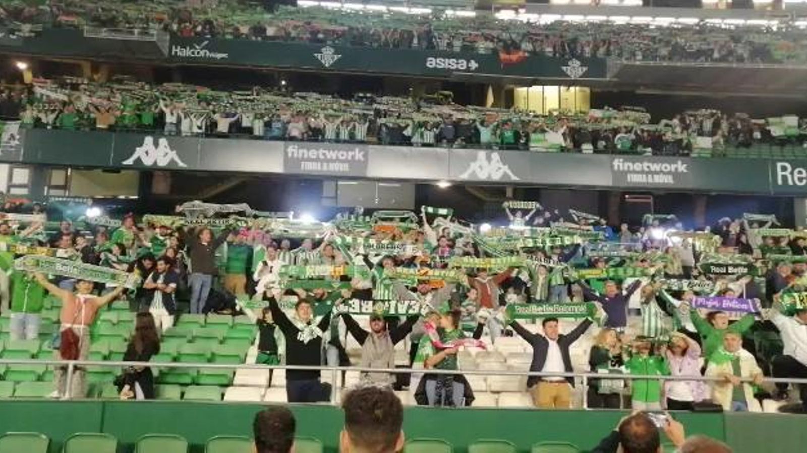 Inicio de la celebración del triunfo del Betis en el estadio Benito Villamarín
