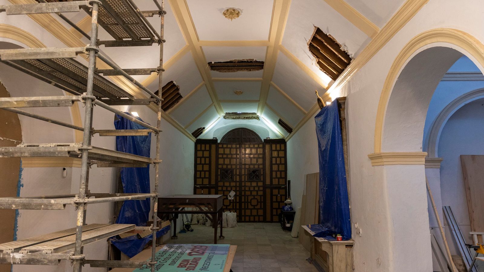 El interior presenta importantes daños estructurales.