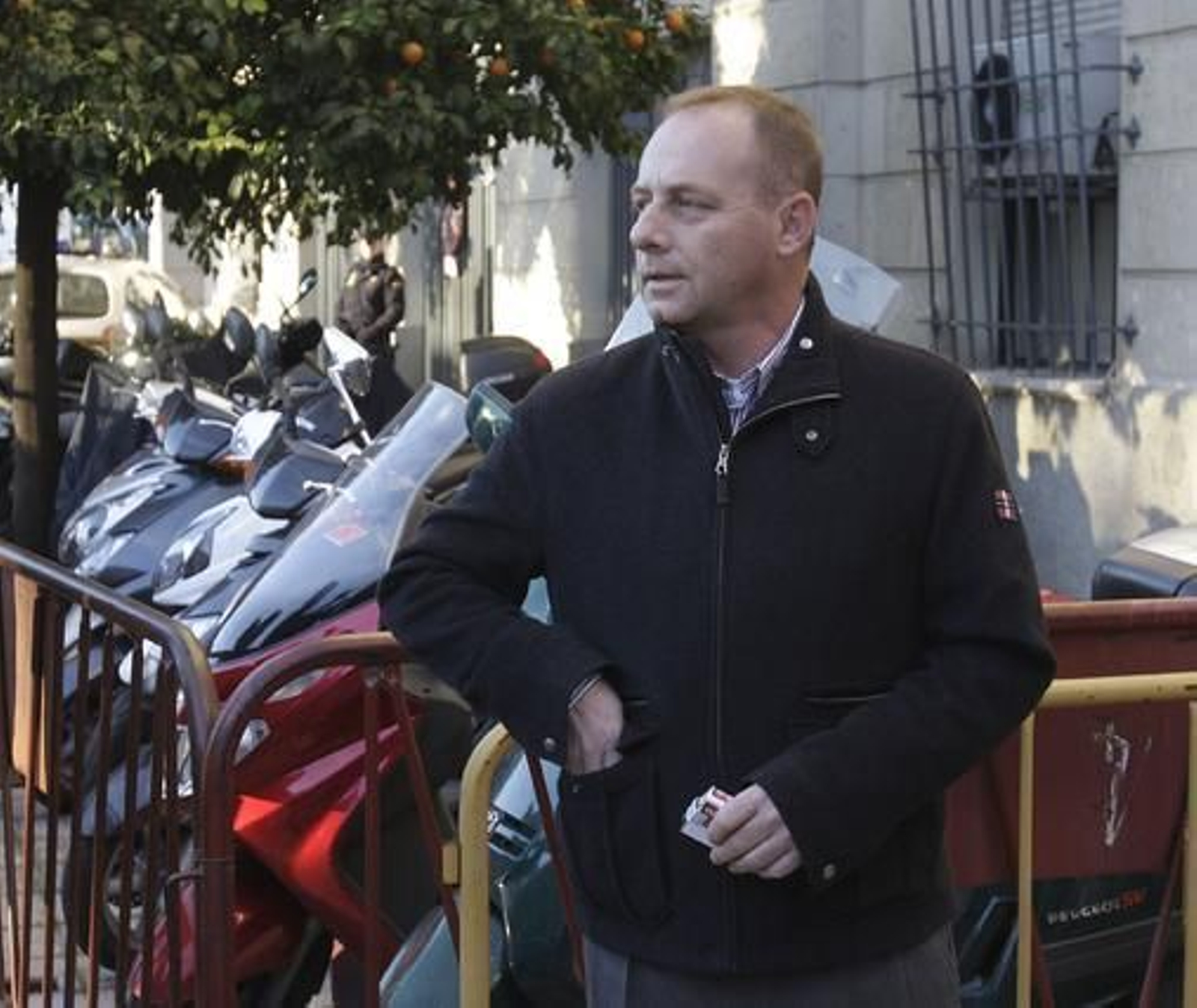 El padre de Marta, Antonio del Castillo, en la puerta de los juzgados.

Foto: José Ángel García