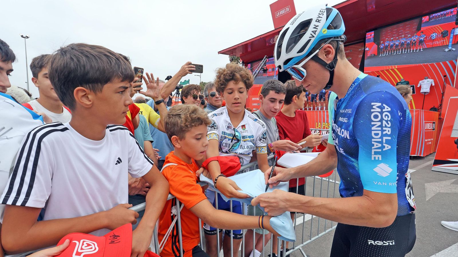 Así fue la salida de la Vuelta España desde Carrefour Sur en Jerez