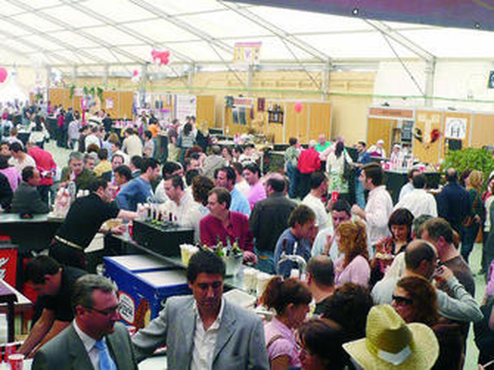 La Feria de la Tapa registra un gran ambiente y espera superar las 15.000 vistias del año pasado.