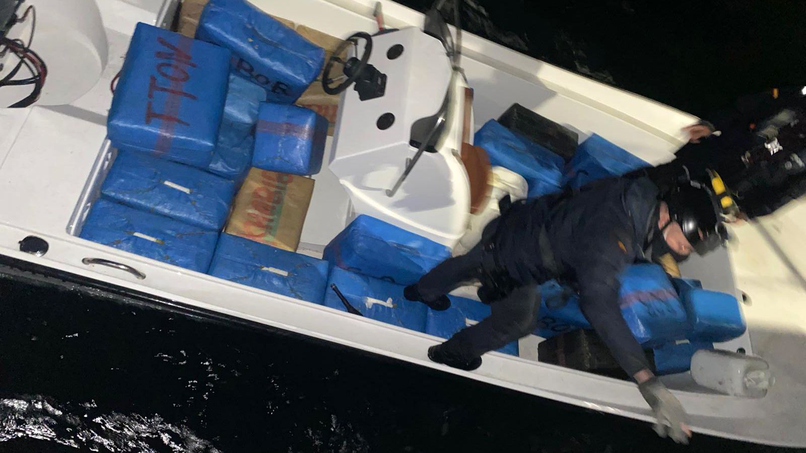 Momento en el que fue interceptada la 'narcolancha'