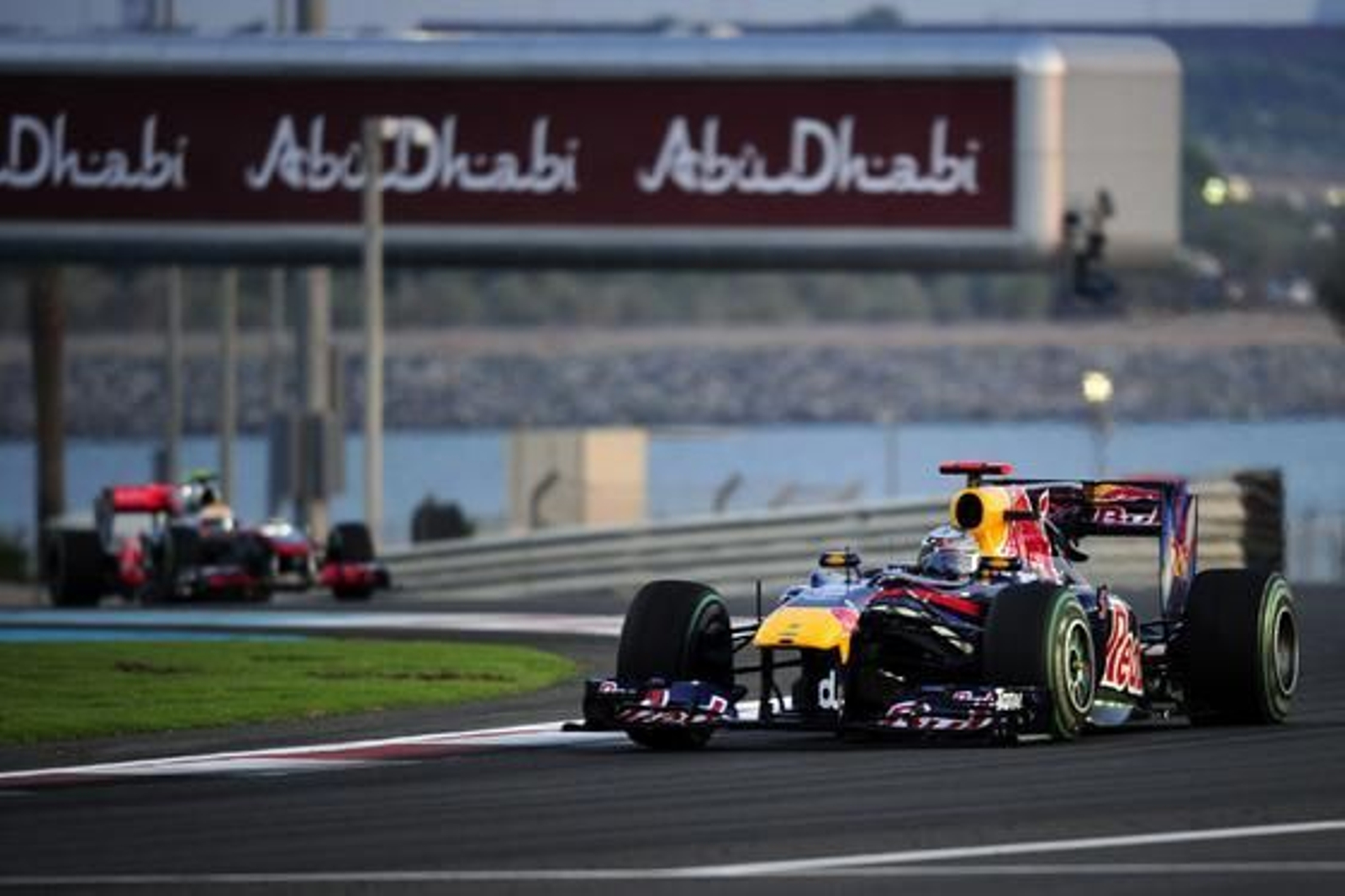 Sebastian Vettel, perseguido por Lewis Hamilton.

Foto: AFP Photo