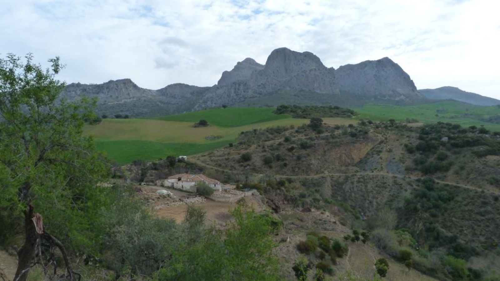 El cortijo Auta con los Tajos al fondo.