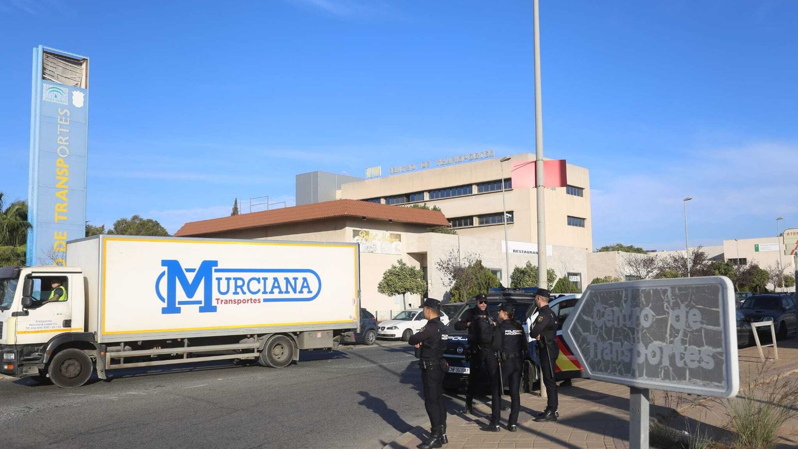 Agentes de la Policía Nacional en el Centro de Transportes de Málaga.