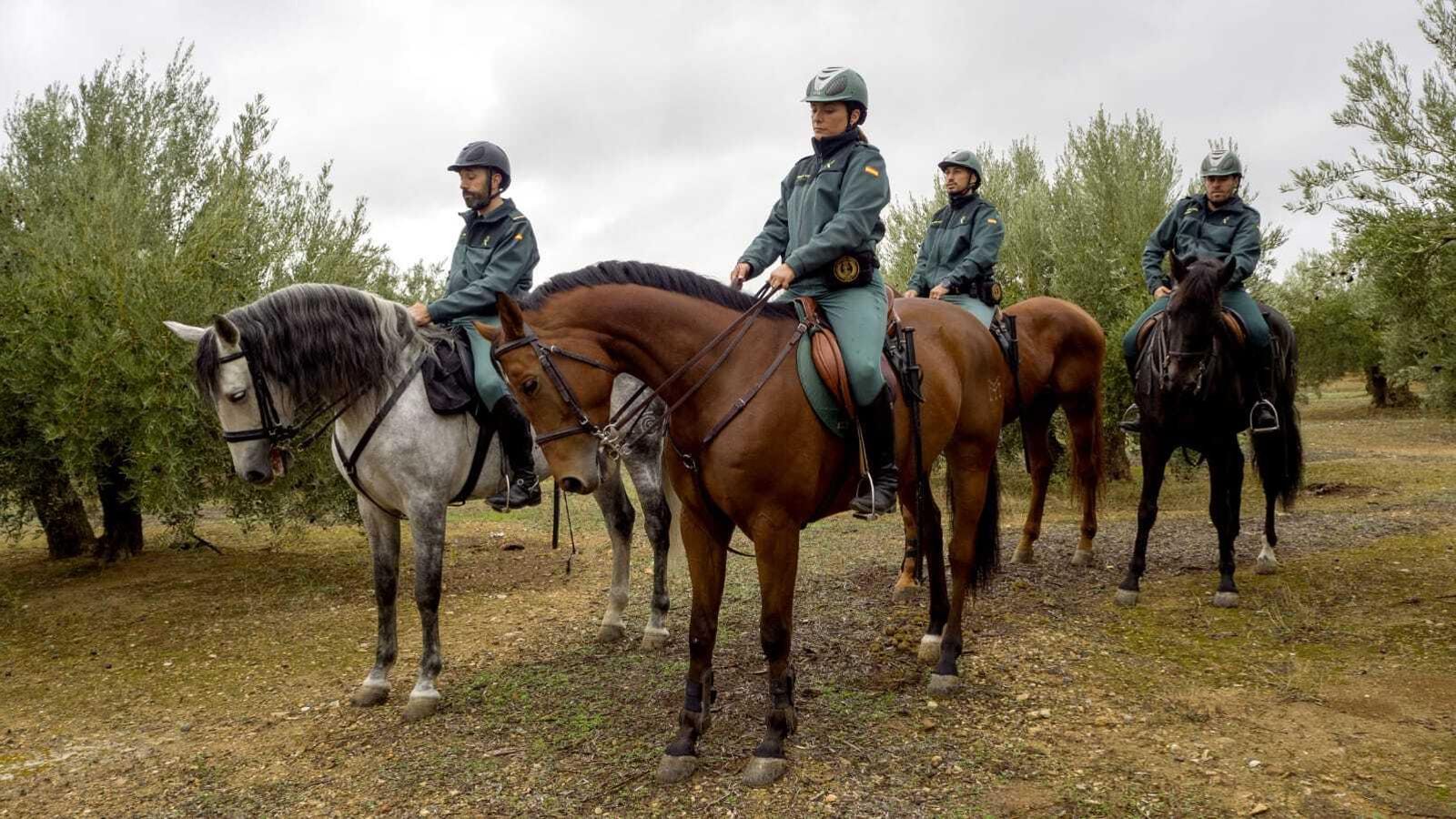 Agentes de la Guardia Civil a caballo.