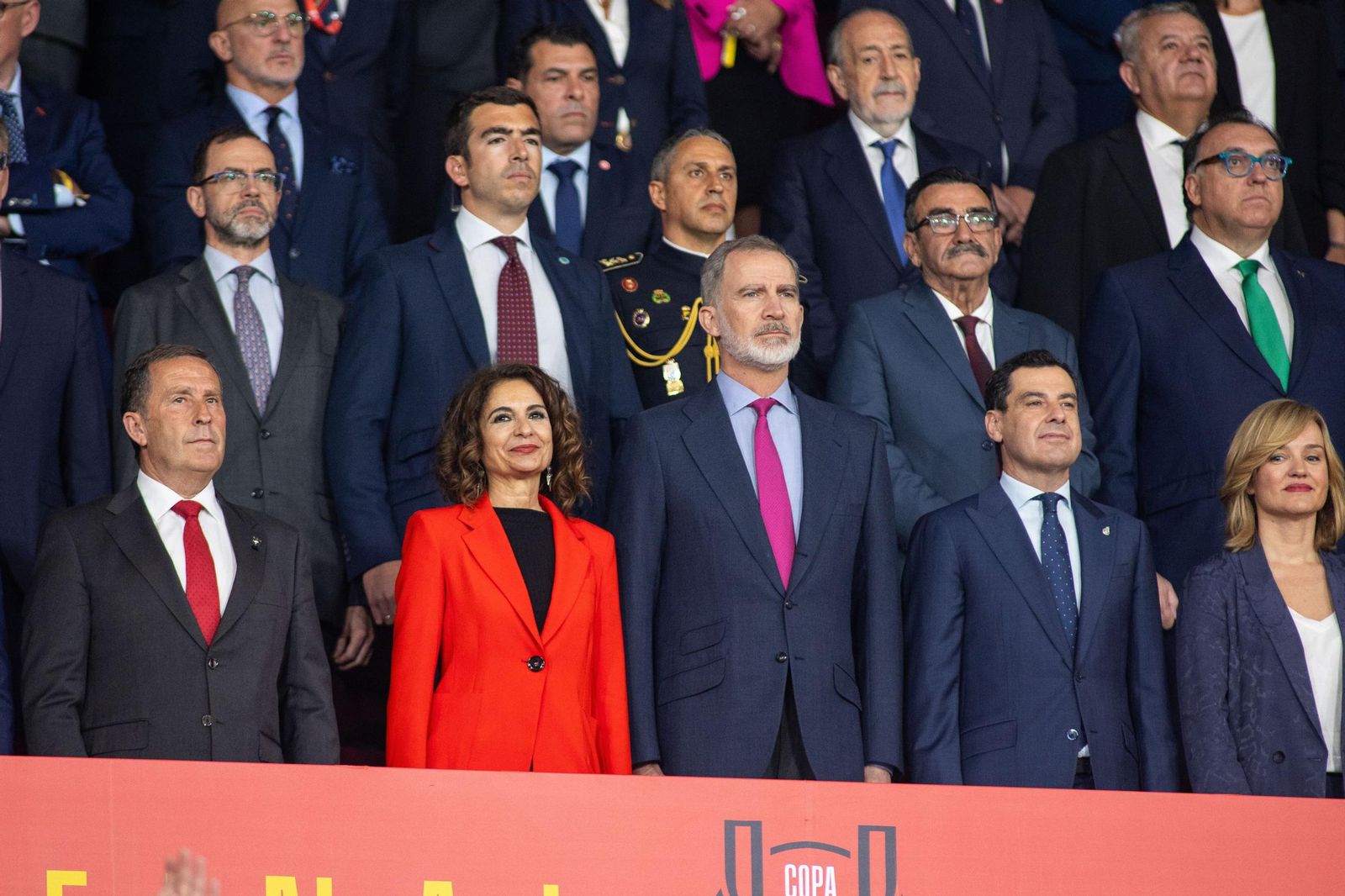 Felipe VI, flanqueado por la vicepresidenta María Jesús Montero y el presidente andaluz, Juanma Moreno, en la final de Copa del Rey de este año.