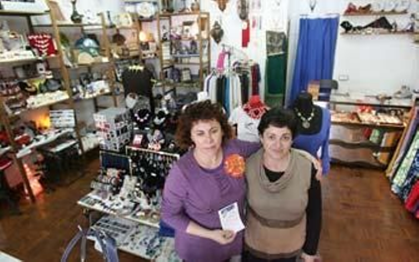 Fátima Canca y Francisca Rodríguez, dos artesanas que han trasladado su negocio a la calle Tornería tras estar casi cuatros años en el Zoco./Pascual