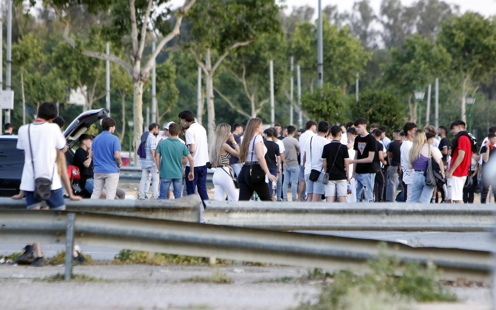 Botellona masiva en los aparcamientos de la Feria, la pasada primavera. Botellona masiva en los aparcamientos de la Feria, la pasada primavera.