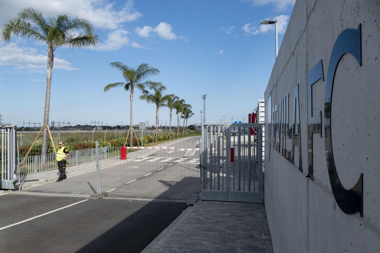 Imagen de la puerta de entrada de la Ciudad Deportiva del Sevilla.
